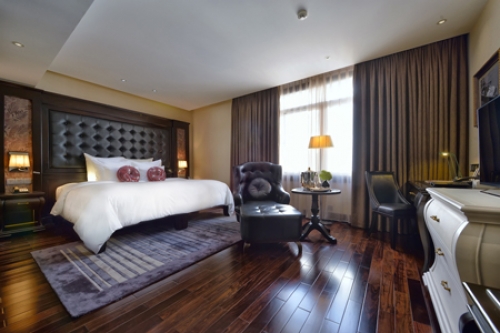 Paradise Suites Hạ Long bao gồm 156 phòng, nhà hàng, bar, phòng họp, thư viện…