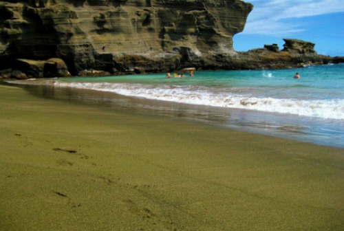 Bãi biển có màu cát xanh kỳ lạ ở Hawaii - 3