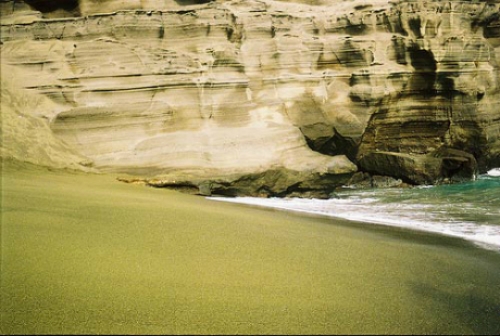 Bãi biển có màu cát xanh kỳ lạ ở Hawaii - 4