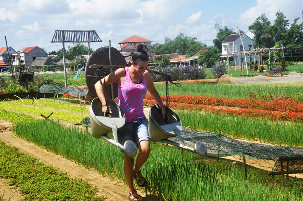 Theo chân du khách nước ngoài học làm nông dân ở làng rau Trà Quế - 13