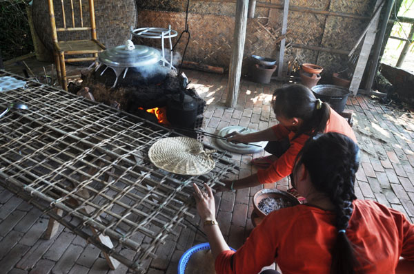 Theo chân du khách nước ngoài học làm nông dân ở làng rau Trà Quế - 19