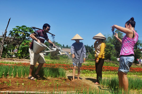 Theo chân du khách nước ngoài học làm nông dân ở làng rau Trà Quế - 8