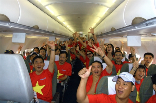 Việt Nam nở rộ tour du lịch cổ vũ thể thao - 1
