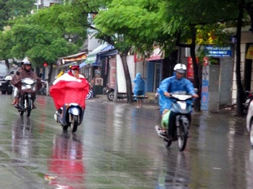 Lưu ý khi đi ngoài đường lúc trời mưa giông ảnh