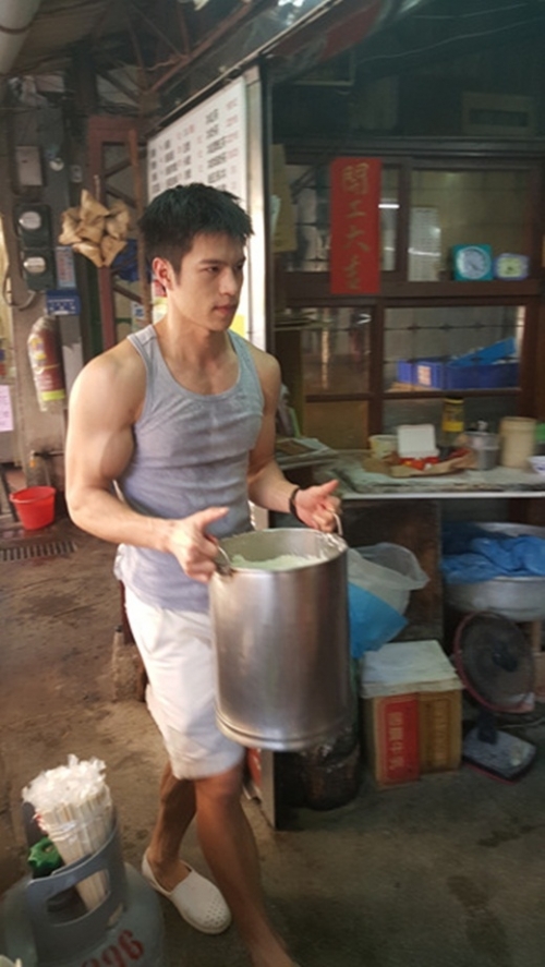 Quán đậu hũ gây sốt vì có trai đẹp bán hàng - 2