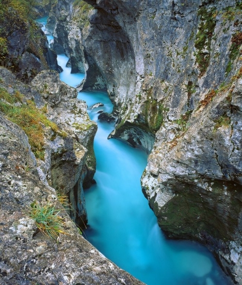 tuyet sac dong song mau xanh lo o slovenia