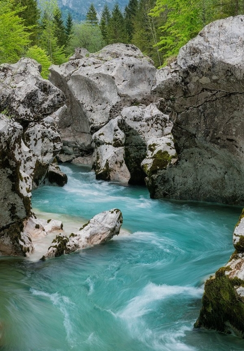 tuyet sac dong song mau xanh lo o slovenia