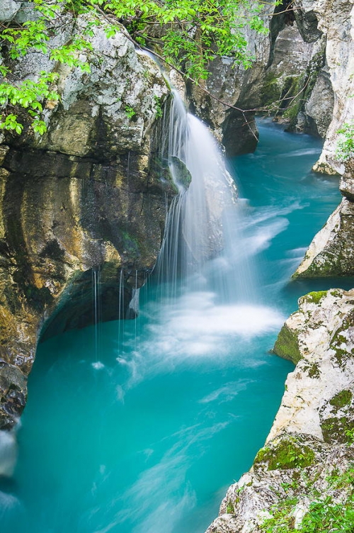 tuyet sac dong song mau xanh lo o slovenia