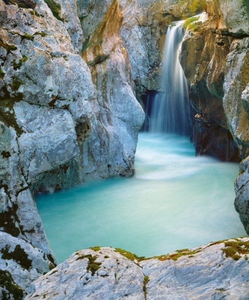 tuyet sac dong song mau xanh lo o slovenia