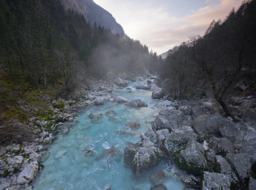 tuyet sac dong song mau xanh lo o slovenia