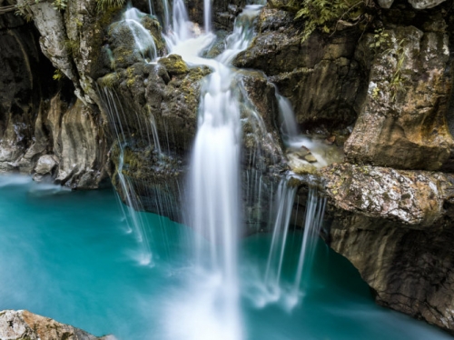 tuyet sac dong song mau xanh lo o slovenia