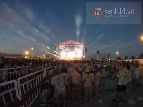 gioi tre da nang quay het minh trong le hoi color me run