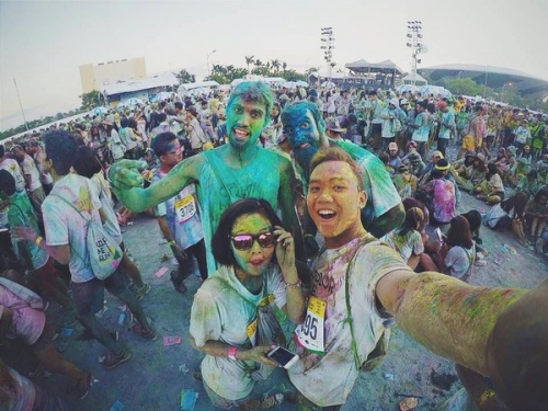 gioi tre da nang quay het minh trong le hoi color me run