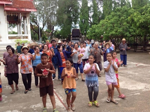 thai lan nguoi dan dung meo doraemon thay meo song de cau mua