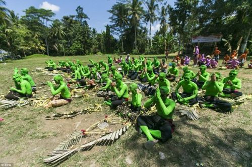 Lễ hội sơn xanh lên người để xua đuổi tà ma ở đảo Bali - 4