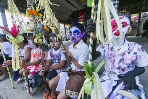 Lễ hội sơn xanh lên người để xua đuổi tà ma ở đảo Bali - 8