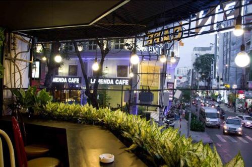 Những địa điểm uống cà phê và ngắm phố đi bộ từ trên cao ảnh 6