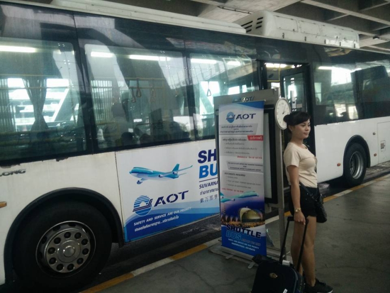 Đi Shuttle bus ở ngoài sảnh máy bay. Ảnh: Hòa Bùi