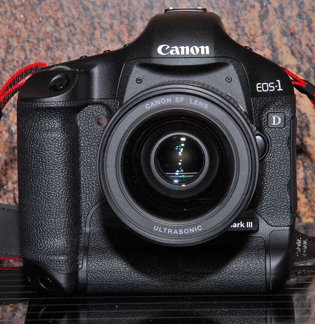  Canon EOS 1D Mark III (12.000 USD ~ khoảng 272 triệu đồng) 