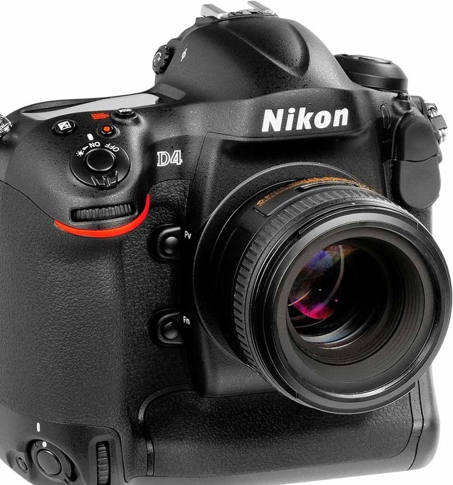  Nikon D4 (6.000 USD ~ khoảng 136 triệu đồng) 