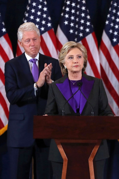 Lý do bà Hillary Clinton mặc áo tím phát biểu sau khi thất cử - Ảnh 2 Ly do ba Hillary Clinton mac ao tim phat bieu sau khi that cu - Anh 2