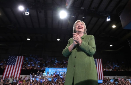 Ngắm bộ sưu tập thời trang thanh lịch của bà Hillary Clinton trước giờ bầu cử tổng thống Mỹ - Ảnh 9 Ngam bo suu tap thoi trang thanh lich cua ba Hillary Clinton truoc gio bau cu tong thong My - Anh 9