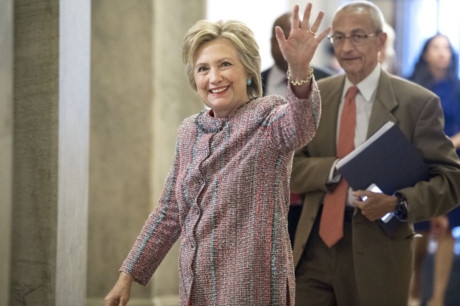 Ngắm bộ sưu tập thời trang thanh lịch của bà Hillary Clinton trước giờ bầu cử tổng thống Mỹ - Ảnh 10 Ngam bo suu tap thoi trang thanh lich cua ba Hillary Clinton truoc gio bau cu tong thong My - Anh 10