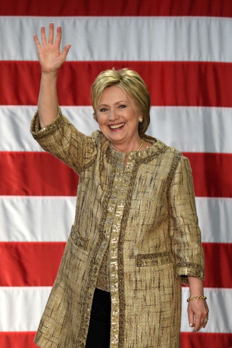 Ngắm bộ sưu tập thời trang thanh lịch của bà Hillary Clinton trước giờ bầu cử tổng thống Mỹ - Ảnh 20 Ngam bo suu tap thoi trang thanh lich cua ba Hillary Clinton truoc gio bau cu tong thong My - Anh 20