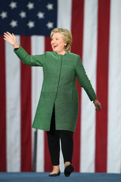 Ngắm bộ sưu tập thời trang thanh lịch của bà Hillary Clinton trước giờ bầu cử tổng thống Mỹ - Ảnh 1 Ngam bo suu tap thoi trang thanh lich cua ba Hillary Clinton truoc gio bau cu tong thong My - Anh 1