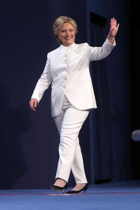Ngắm bộ sưu tập thời trang thanh lịch của bà Hillary Clinton trước giờ bầu cử tổng thống Mỹ - Ảnh 3 Ngam bo suu tap thoi trang thanh lich cua ba Hillary Clinton truoc gio bau cu tong thong My - Anh 3