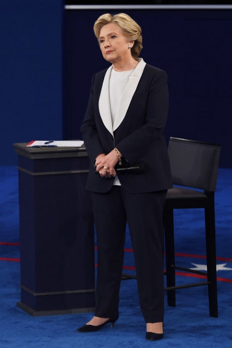 Ngắm bộ sưu tập thời trang thanh lịch của bà Hillary Clinton trước giờ bầu cử tổng thống Mỹ - Ảnh 4 Ngam bo suu tap thoi trang thanh lich cua ba Hillary Clinton truoc gio bau cu tong thong My - Anh 4