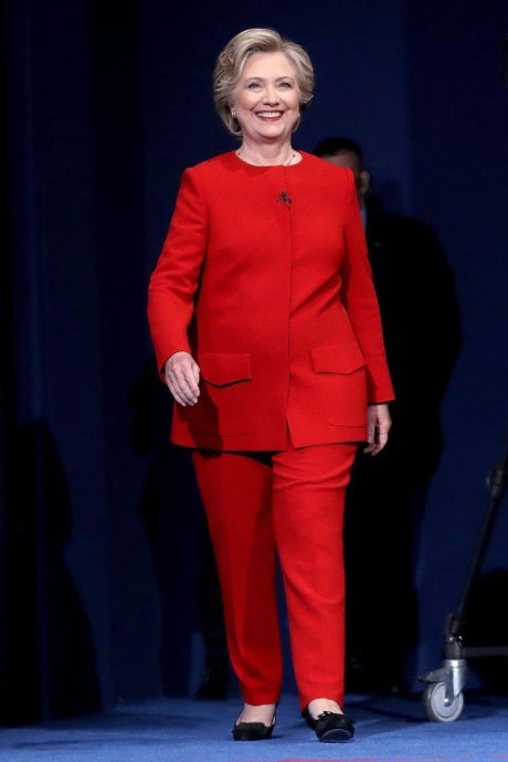 Ngắm bộ sưu tập thời trang thanh lịch của bà Hillary Clinton trước giờ bầu cử tổng thống Mỹ - Ảnh 5 Ngam bo suu tap thoi trang thanh lich cua ba Hillary Clinton truoc gio bau cu tong thong My - Anh 5