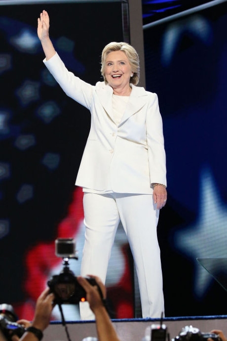 Ngắm bộ sưu tập thời trang thanh lịch của bà Hillary Clinton trước giờ bầu cử tổng thống Mỹ - Ảnh 6 Ngam bo suu tap thoi trang thanh lich cua ba Hillary Clinton truoc gio bau cu tong thong My - Anh 6