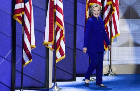 Ngắm bộ sưu tập thời trang thanh lịch của bà Hillary Clinton trước giờ bầu cử tổng thống Mỹ - Ảnh 7 Ngam bo suu tap thoi trang thanh lich cua ba Hillary Clinton truoc gio bau cu tong thong My - Anh 7