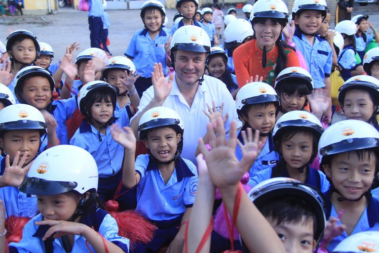Quỹ Phòng chống Thương vong châu Á trao tặng 1000 mũ bảo hiểm cho học sinh Vũng Tàu - 2