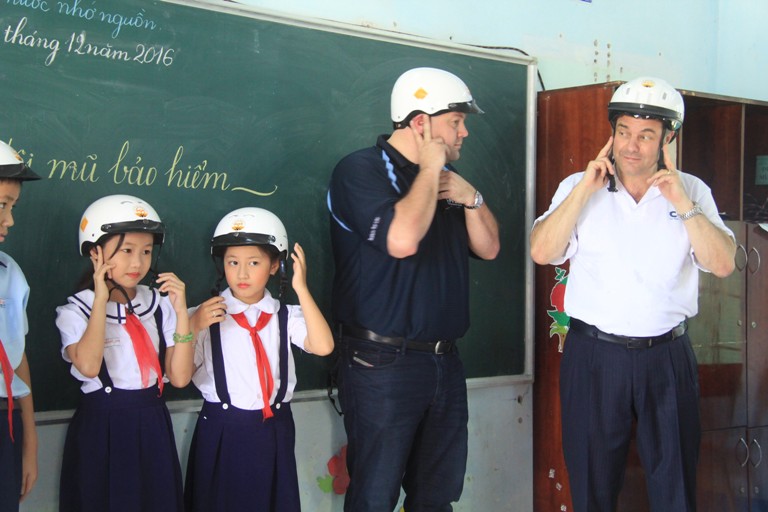 Quỹ Phòng chống Thương vong châu Á trao tặng 1000 mũ bảo hiểm cho học sinh Vũng Tàu - 4
