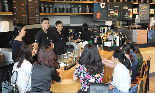 Ngồi ‘bar’ thưởng thức cà phê Starbucks - 1