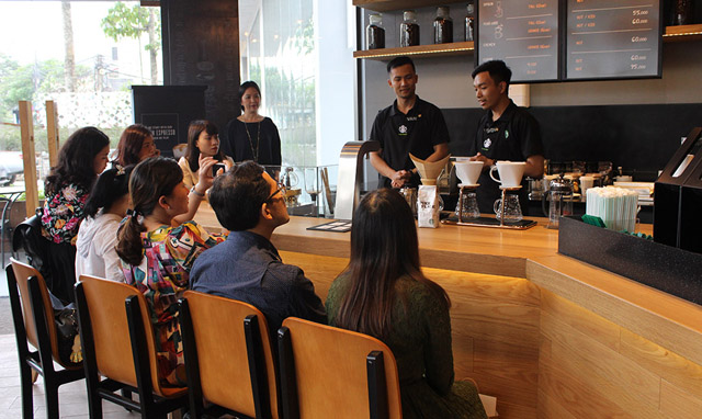 Ngồi ‘bar’ thưởng thức cà phê Starbucks - 2