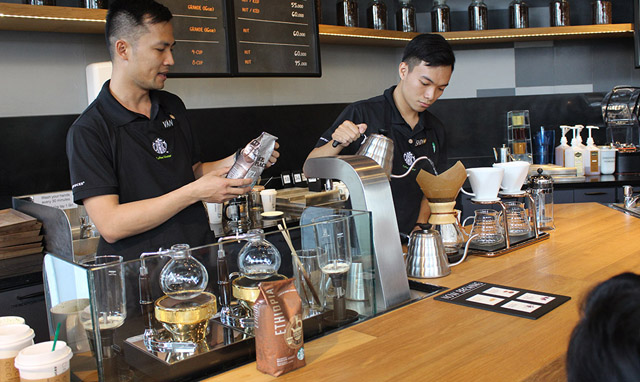 Ngồi ‘bar’ thưởng thức cà phê Starbucks - 3