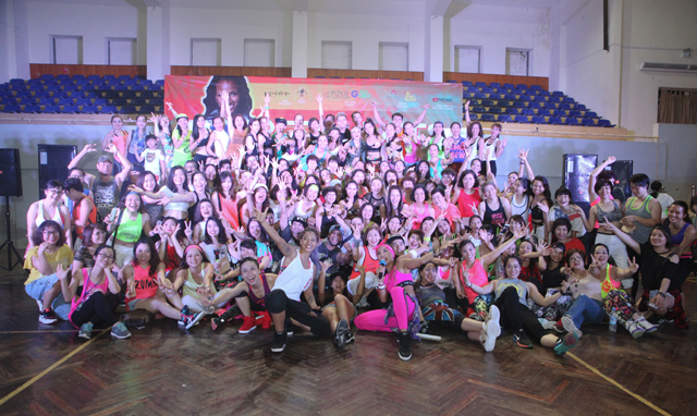 500 'tín đồ' cháy hết mình trong 'Đại nhạc hội Zumba' - 1