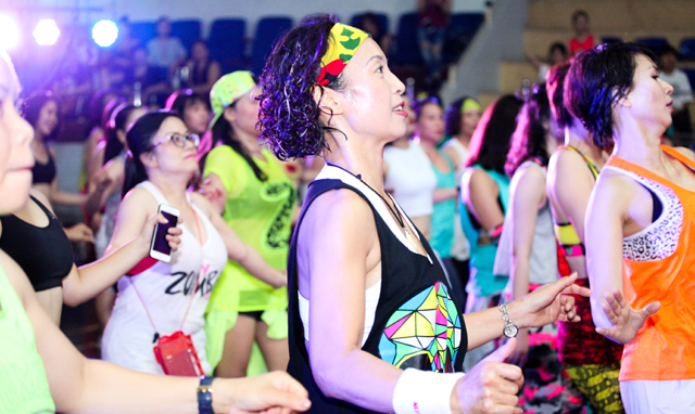 500 'tín đồ' cháy hết mình trong 'Đại nhạc hội Zumba' - 7