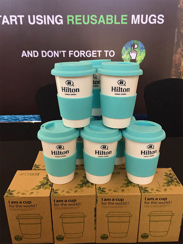 Khách hàng Hilton Hanoi dùng cốc sứ để bảo vệ môi trường - 1