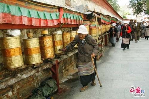 10 viec nhat dinh phai lam khi du lich den tay tang - 2