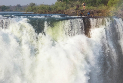 Devil’s Pool - hồ bơi kỳ quái và nguy hiểm nhất thế giới - 1