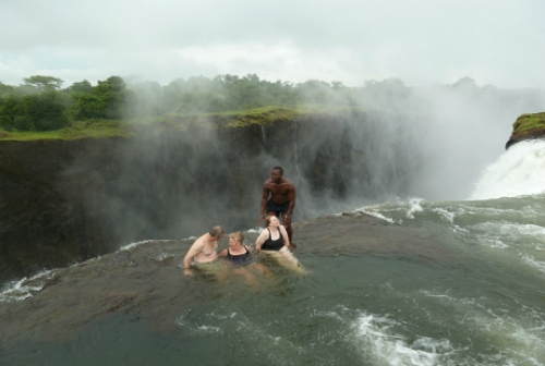 Devil’s Pool - hồ bơi kỳ quái và nguy hiểm nhất thế giới - 2