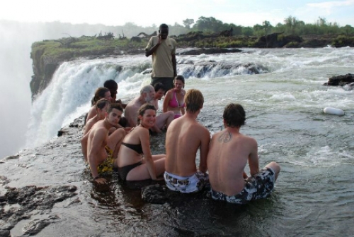 Devil’s Pool - hồ bơi kỳ quái và nguy hiểm nhất thế giới - 4