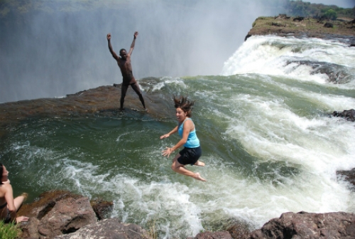 Devil’s Pool - hồ bơi kỳ quái và nguy hiểm nhất thế giới - 5