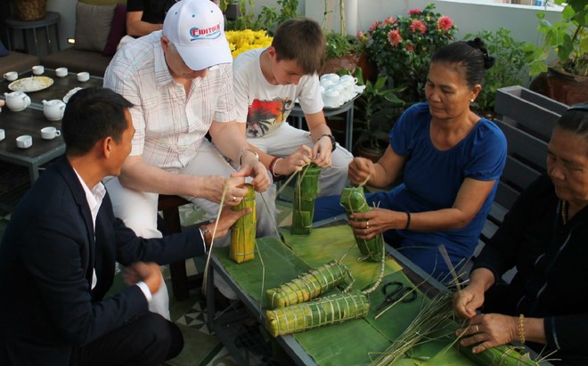 du khach ba lan thich thu voi banh tet va thu phap tet viet - 5