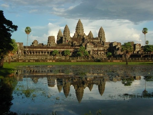 Du khách có thể bị cấm chạm tay vào đền Angkor - 2