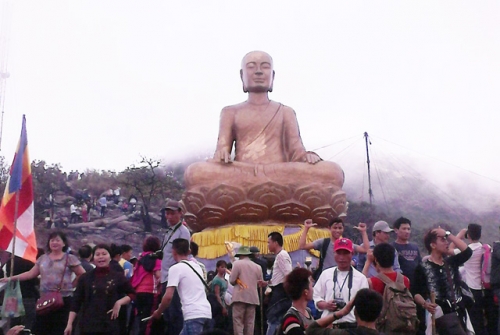 hang trieu du khach hanh huong ve yen tu - 1